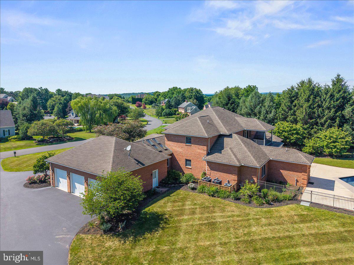 COUNTRY CLUB VIEW - Residential