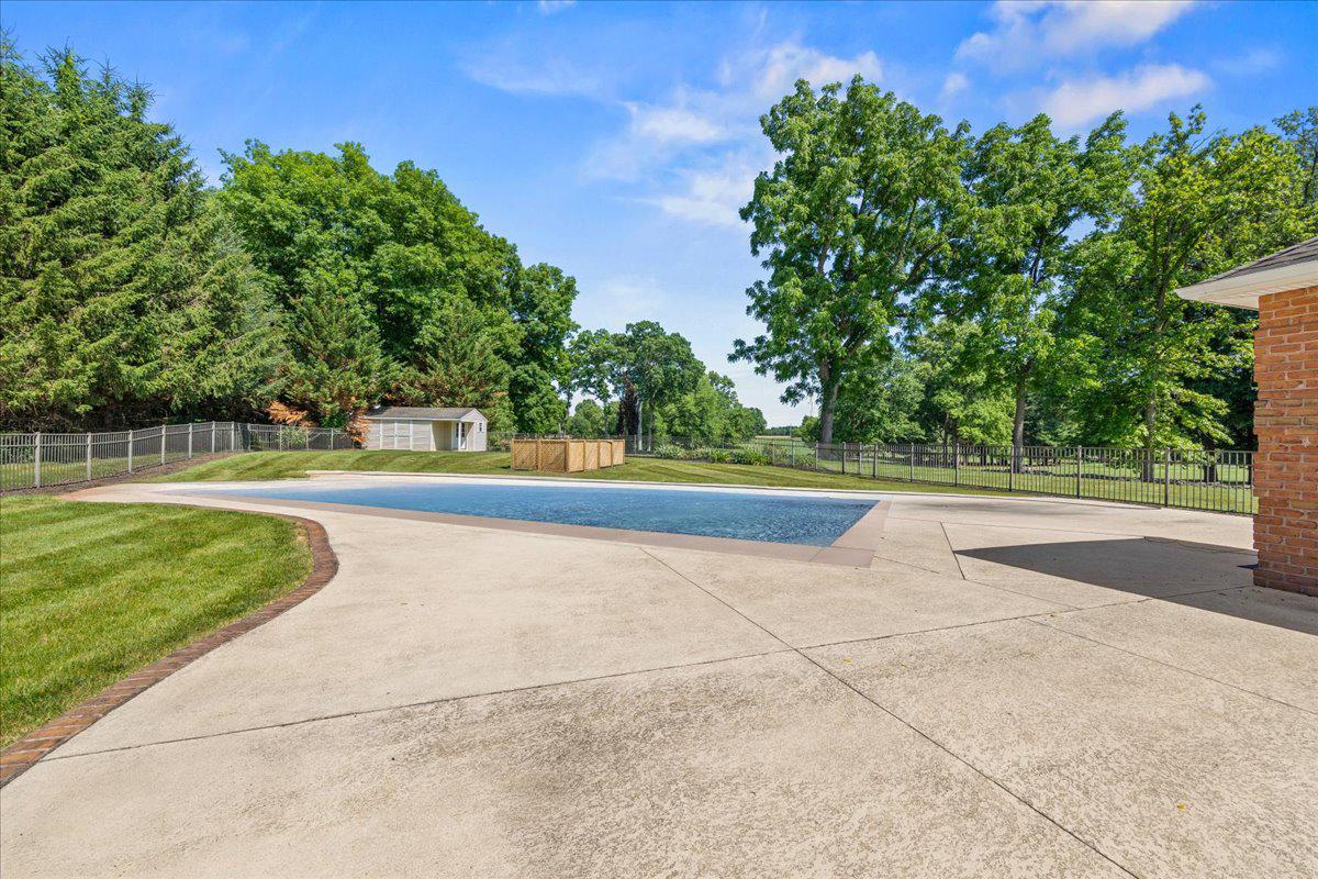 COUNTRY CLUB VIEW - Residential