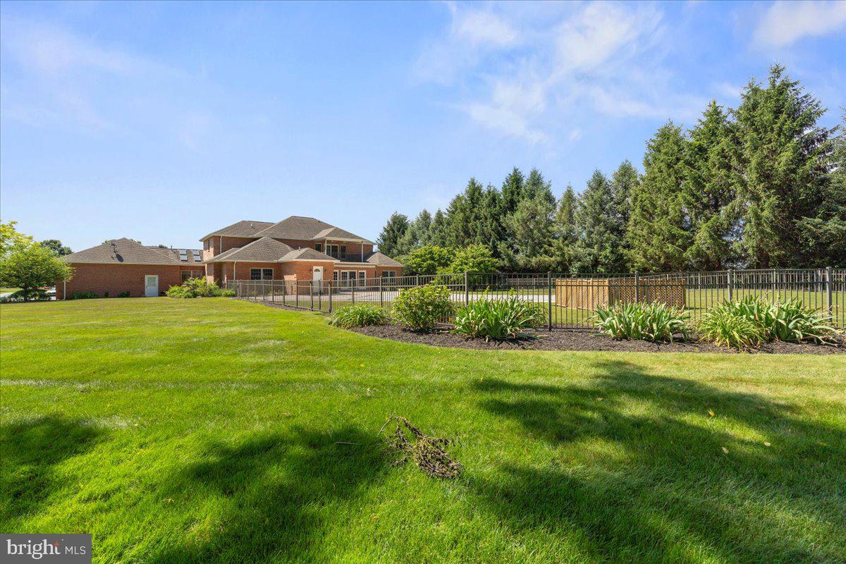 COUNTRY CLUB VIEW - Residential