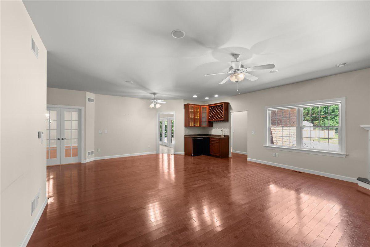 COUNTRY CLUB VIEW - Residential