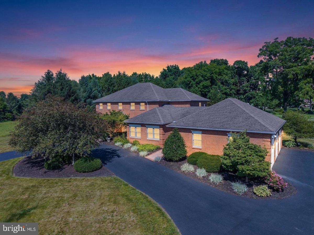 COUNTRY CLUB VIEW - Residential