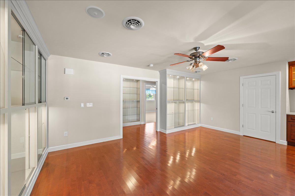 COUNTRY CLUB VIEW - Residential