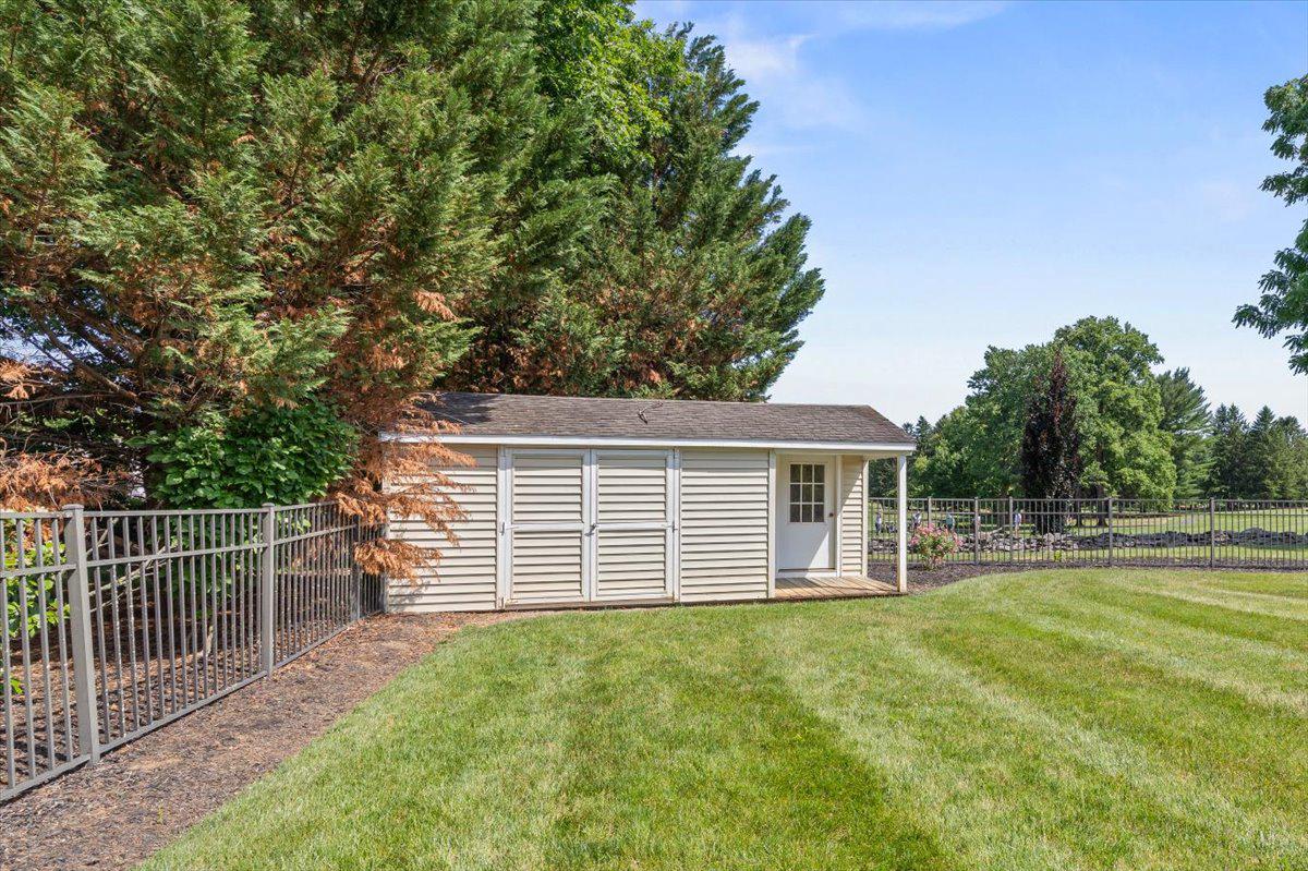 COUNTRY CLUB VIEW - Residential