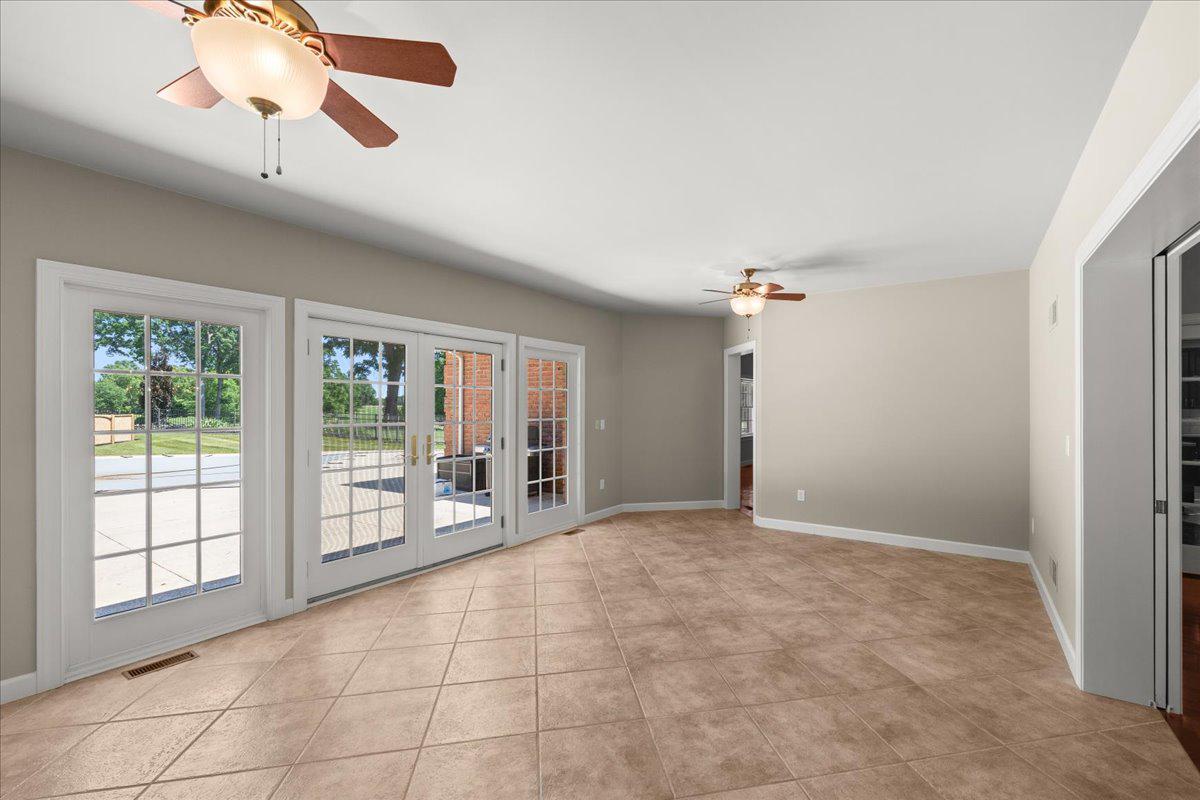 COUNTRY CLUB VIEW - Residential