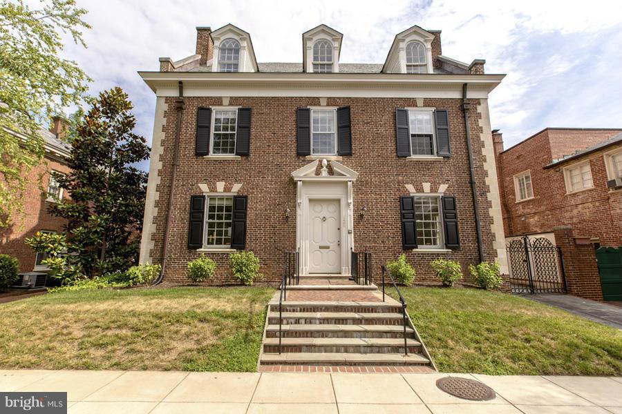 Elegant colonial located in one of the premier blocks of Kalorama with beautiful architectural details throughout.  Features include gracious entry foyer, large entertaining rooms, eat-in chef's kitchen looking out on to the garden, spacious bedrooms, wine cellar, private garden with beautiful landscaping & garage.  Conveniently located near Dupont Circle, Embassy Row and Mitchell Park.