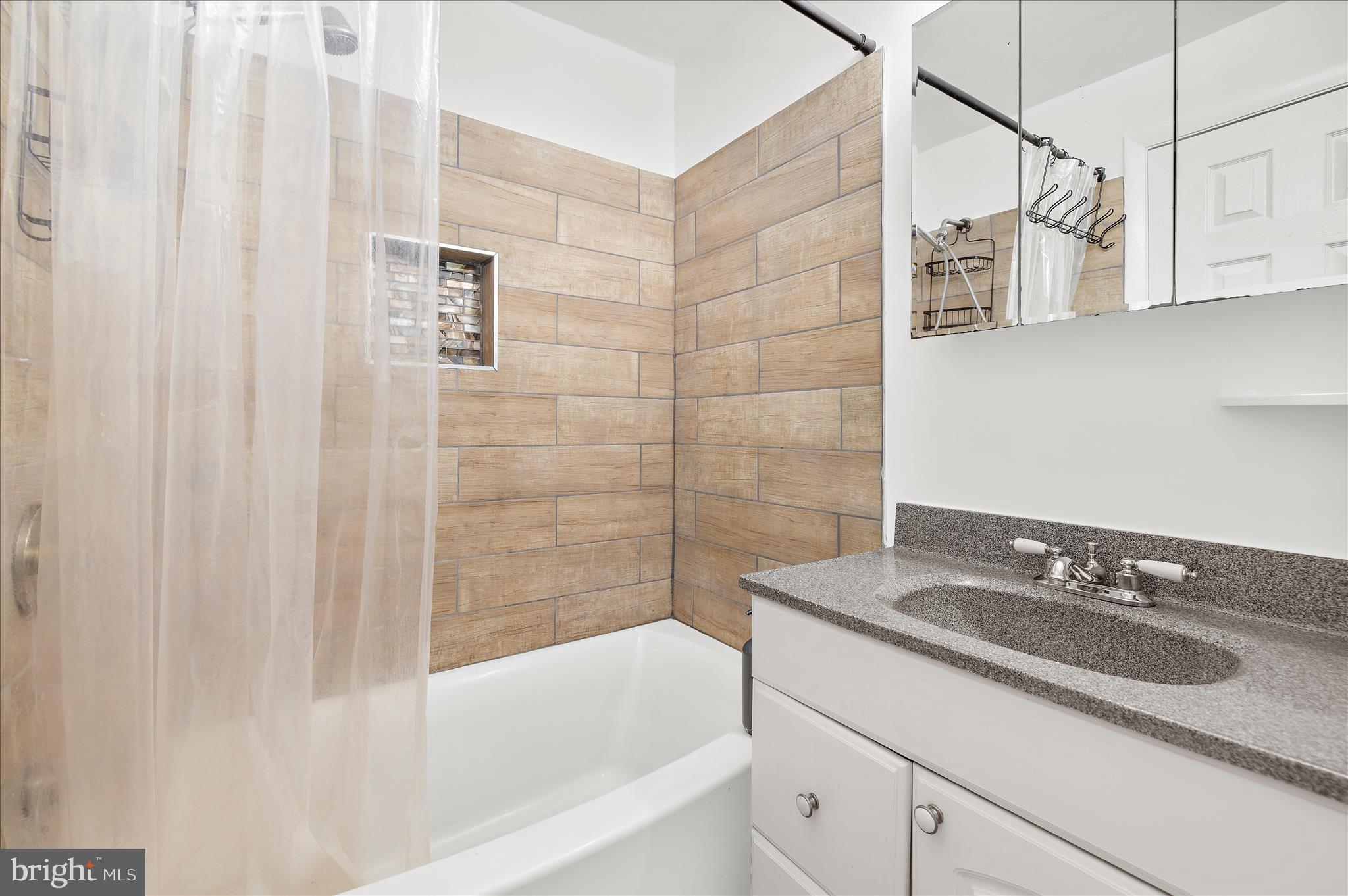 ELIZABETHS LANDING - Residential