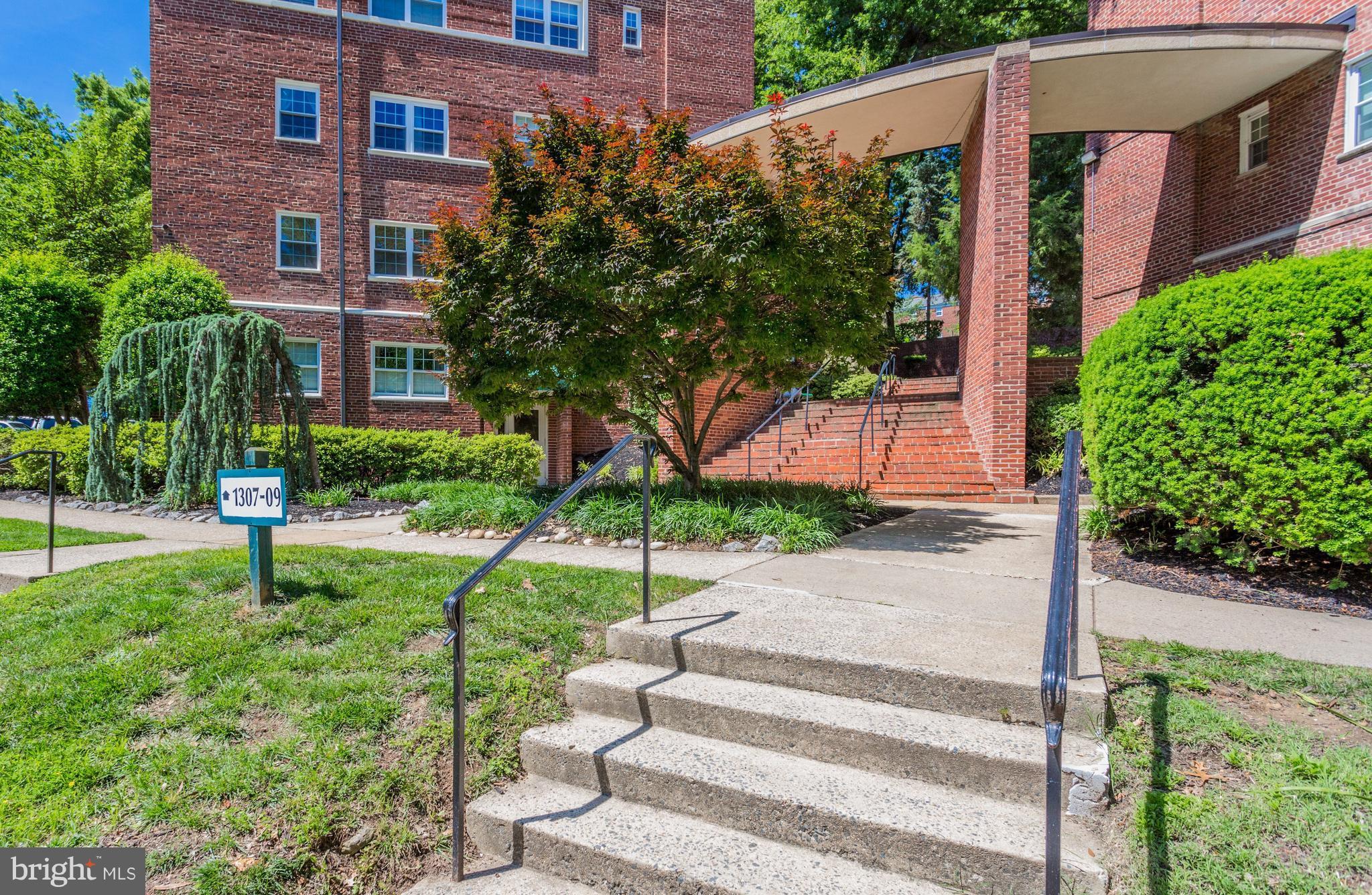 Renovated condo - less that 3/4 mile to the Rosslyn Metro in N Arlington's Westmoreland Terrace! Fantastic kitchen with marble counters/floors & stainless appliances. Beautiful marble bath. Spacious living room & bedroom with warm wood floors & generous walk-in closets. Parking & additional storage included! Stroll across Key Bridge to Georgetown or walk to Clarendon! Hurry-this one's a gem!