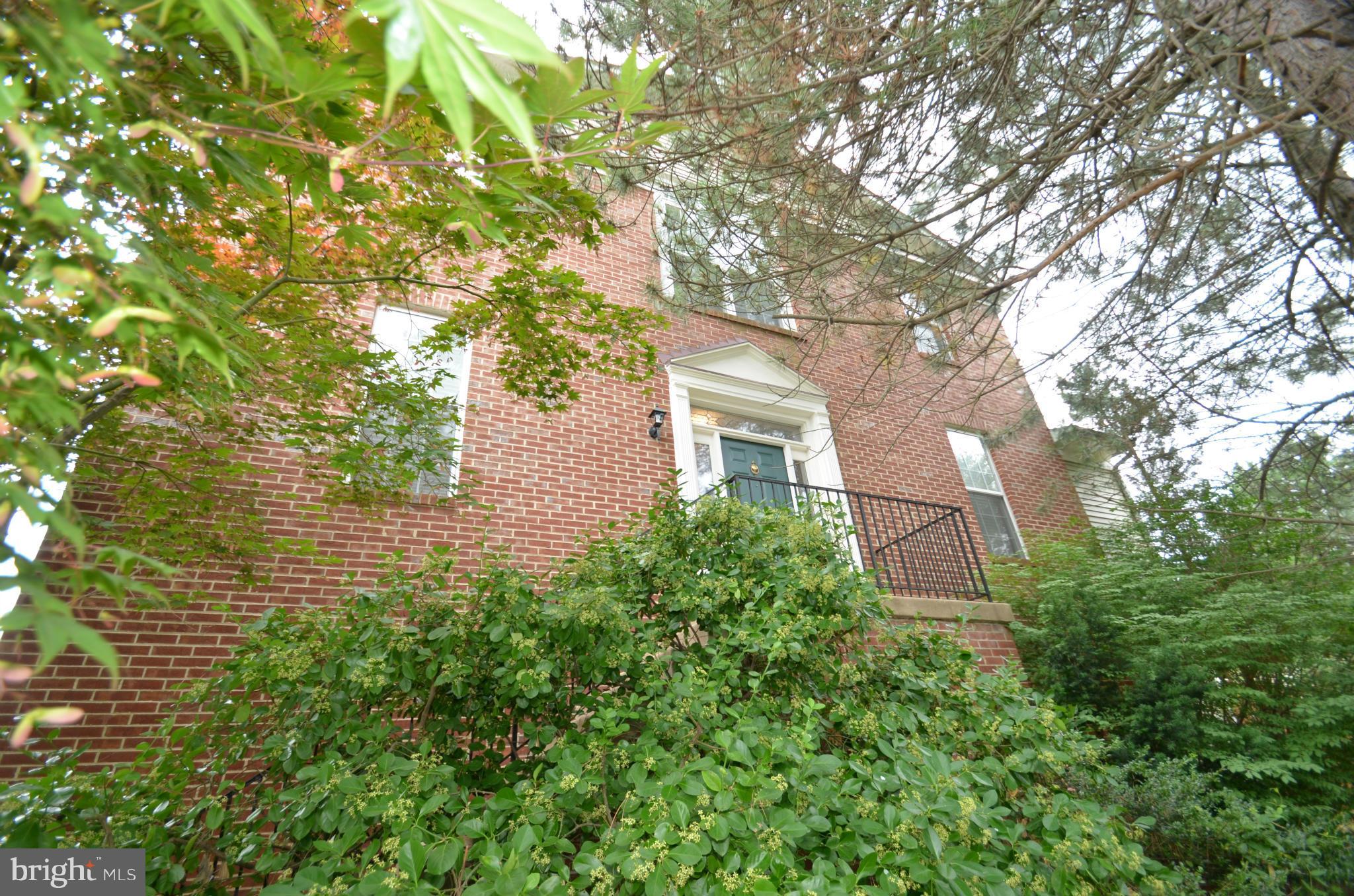 IMMACULATE 3BR, 2.55BA CARR-BUILT LUXURY END-UNIT ON QUIET CUL-DE-SAC IN SOUGHT-AFTER KINGSTOWNE COMMUNITY..SUN-FILLED KIT W/ GRANITE..W/O TO SUNDECK..FAM RM W/ COZY FIREPLACE..SPACIOUS MBR SUITE W/ VAULTED CEILINGS & WALK-IN CLOSET..HUGE REC RM W/ 2ND FIREPLACE & WALKOUT TO BRICK PATIO..NEW CARPET, PAINT & WOOD FLR FINISH...CLOSE TO METRO AND I-95...WALK 3 BLOCKS TO LANE ELEMENTARY..AVAIL NOW
