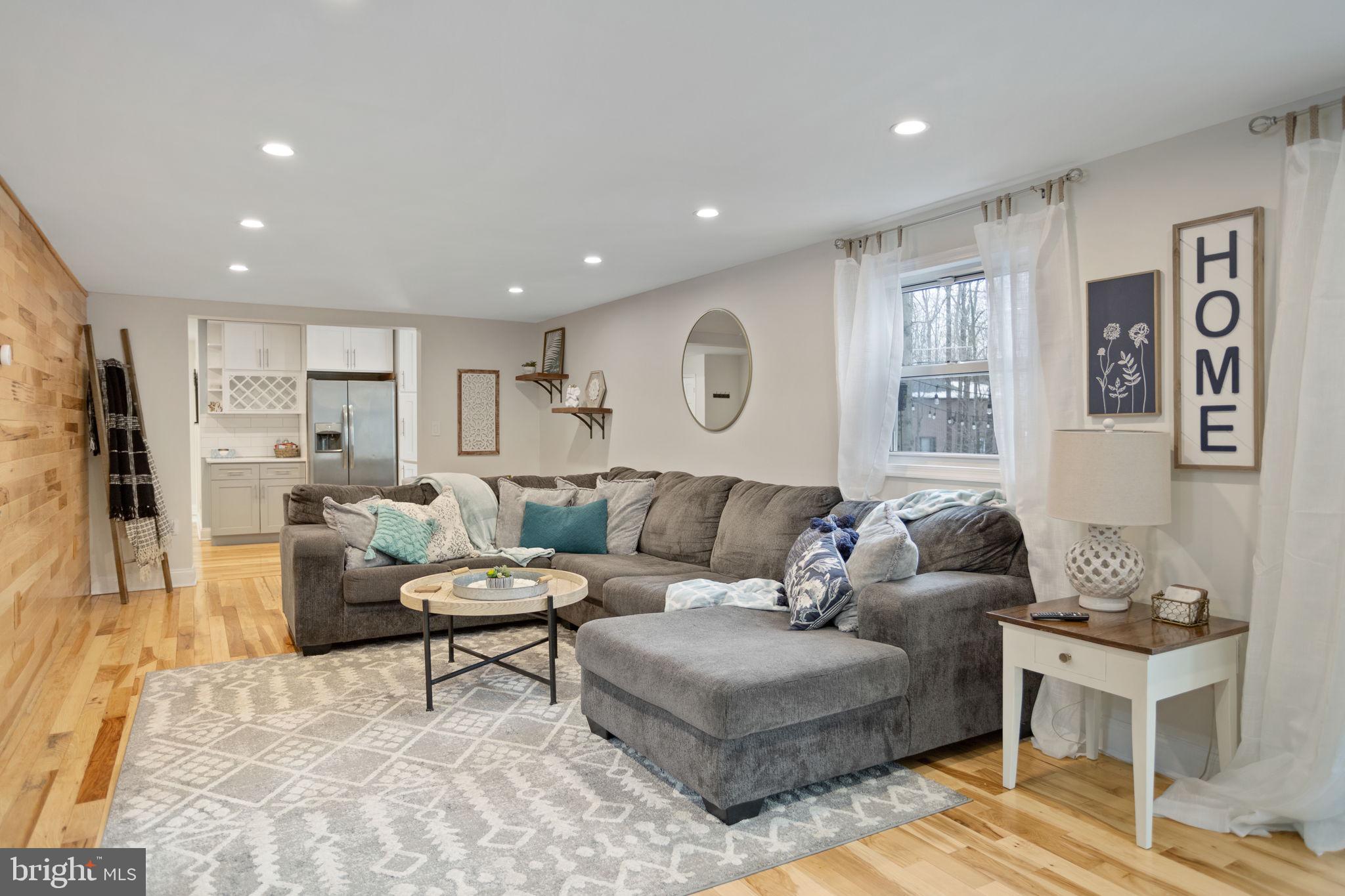ARROWHEAD  LAKES - Residential
