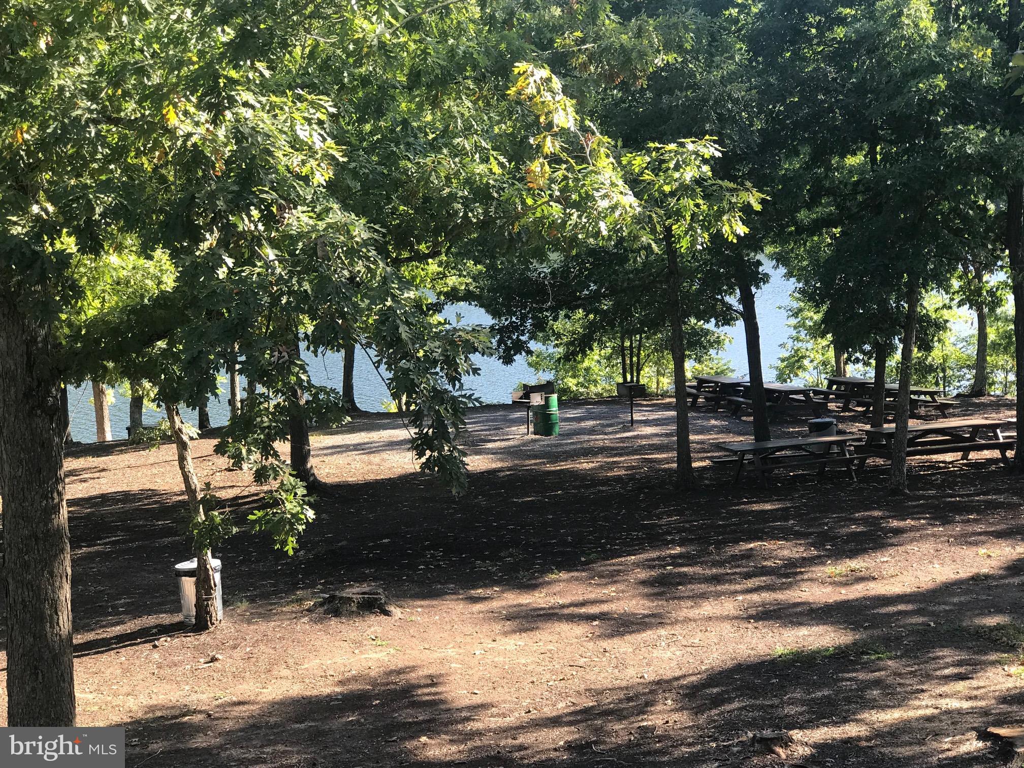 LAKE HOLIDAY ESTATES - Land