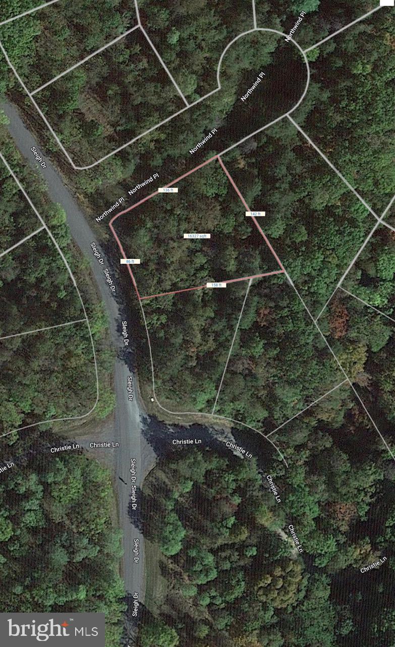 Membership lot in 240 acre gated Lake Holiday! Come bring your boat, and lease a dock slip at the marina! Just 90 minutes from DC and 20 minutes from Winchester. Come relax and enjoy the many amenities that Lake Holiday has to offer: 2 beaches, fishing pier, clubhouse, fitness room, basketball/volleyball/tennis courts. Gas boats, water skiing and fishing allowed. Lake Holiday is a deep water lake with varieties of fish and wildlife! This non-buildable lot is within walking distance to Beach 2.