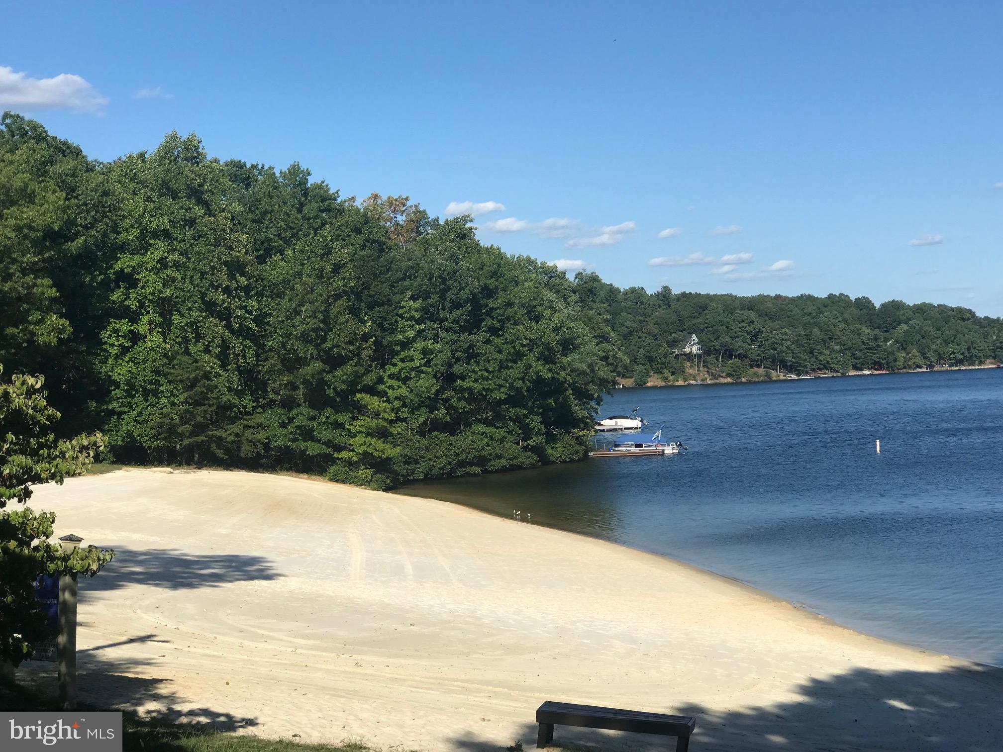 LAKE HOLIDAY ESTATES - Land
