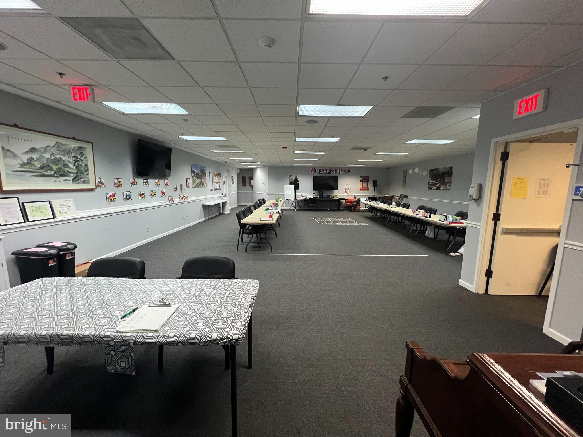 LAWNDALE - Commercial Sale