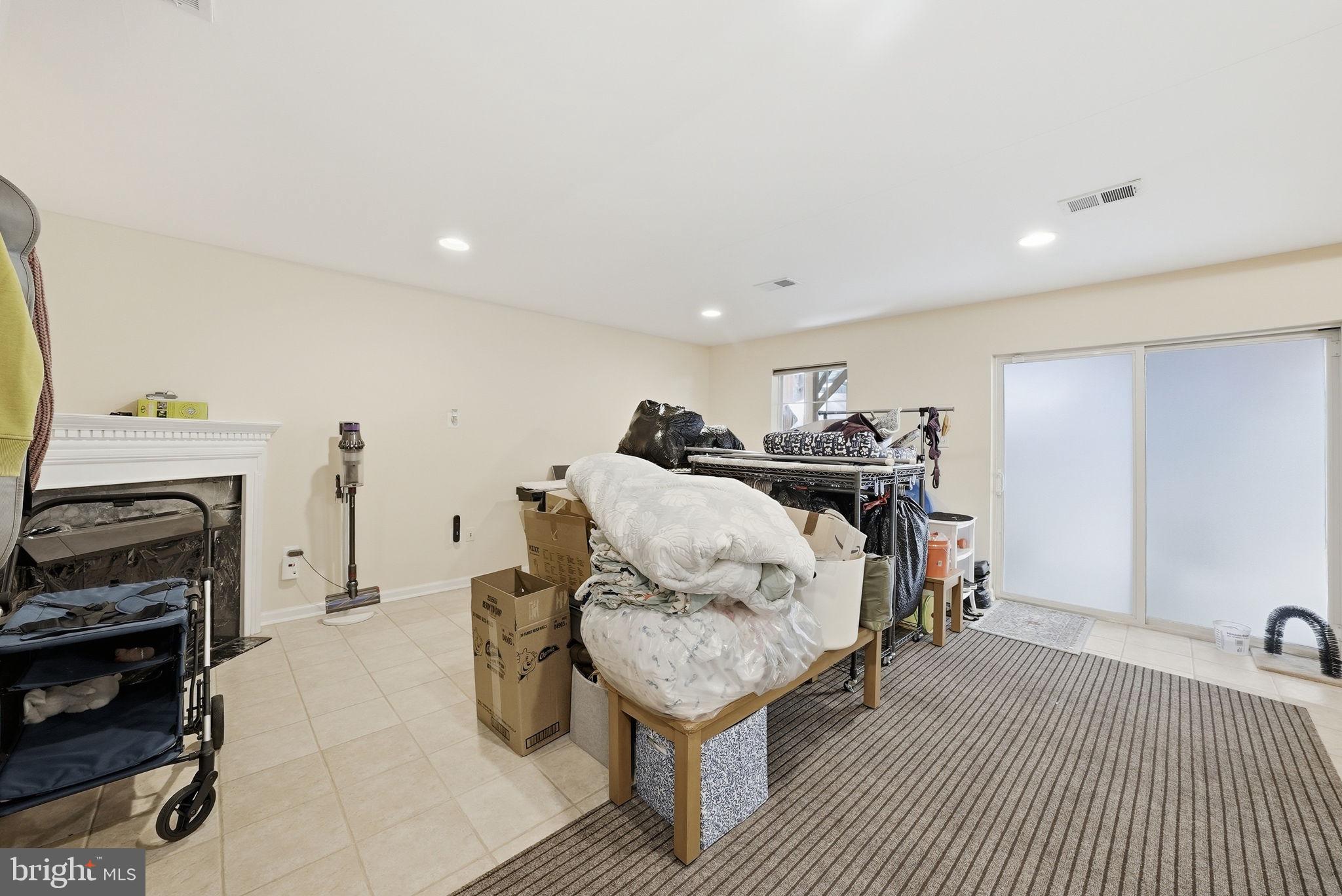 FAIR LAKES COURT - Residential