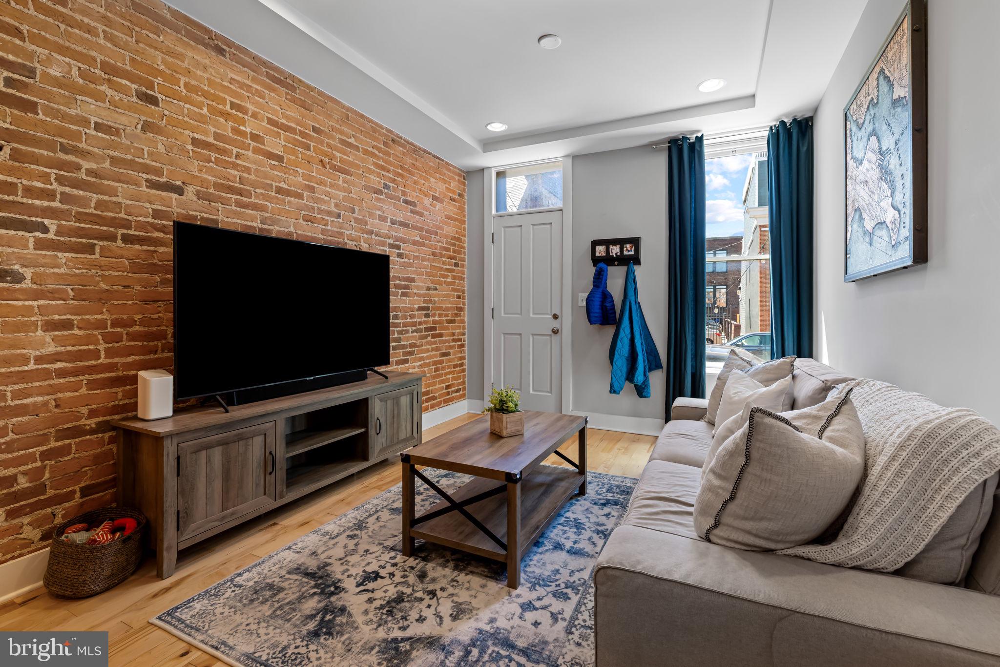 LOCUST POINT - Residential