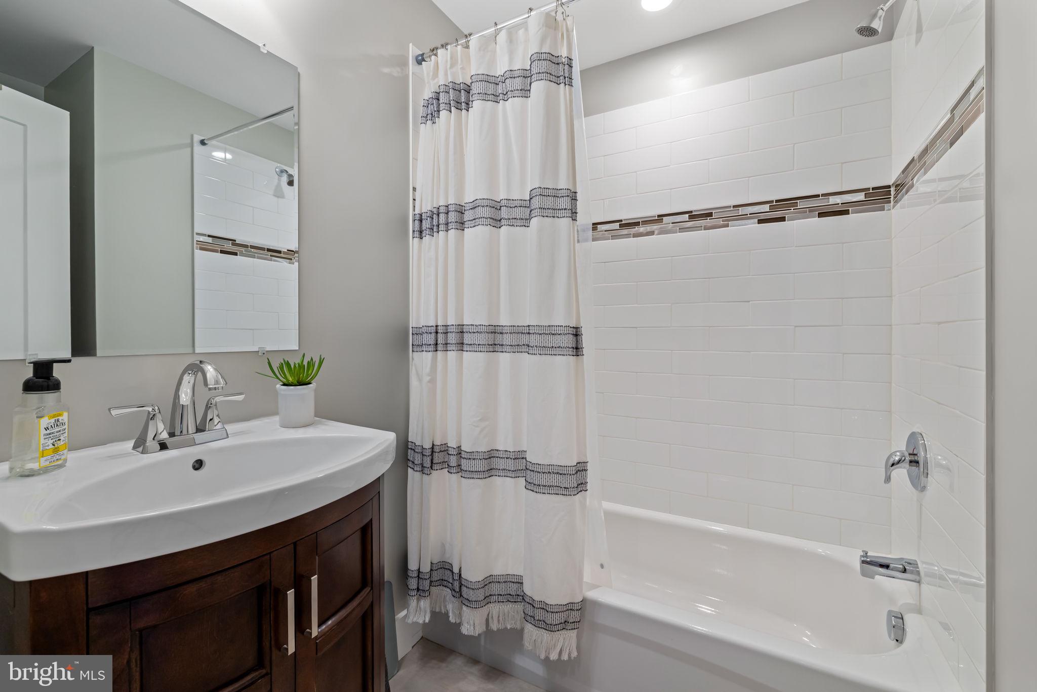 LOCUST POINT - Residential