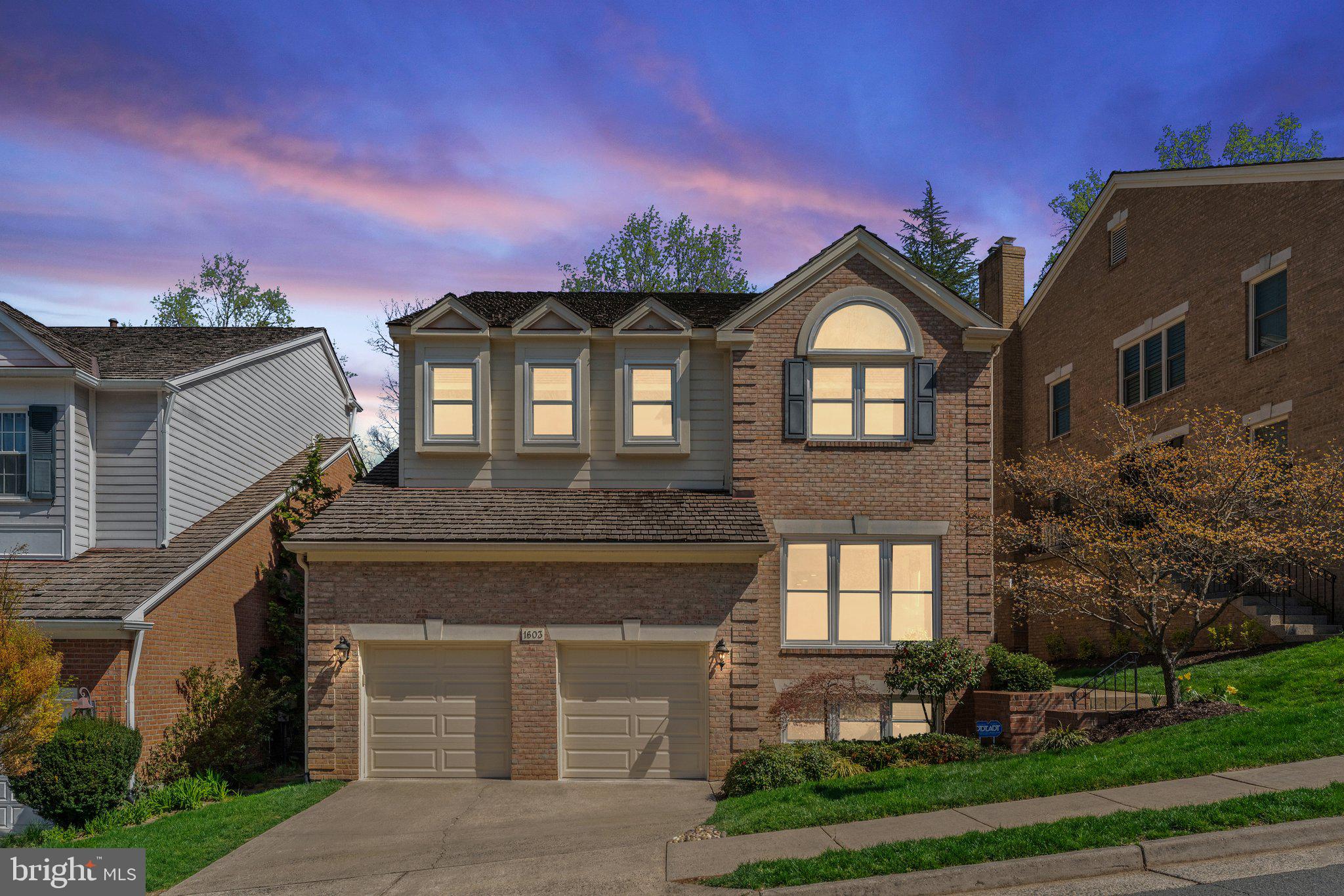 MC LEAN OAKS - Residential