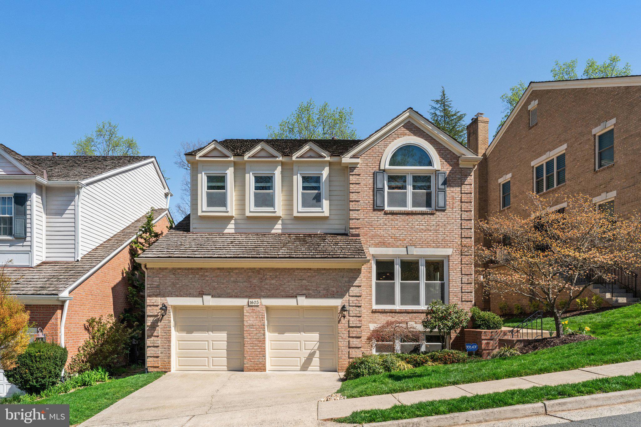MC LEAN OAKS - Residential