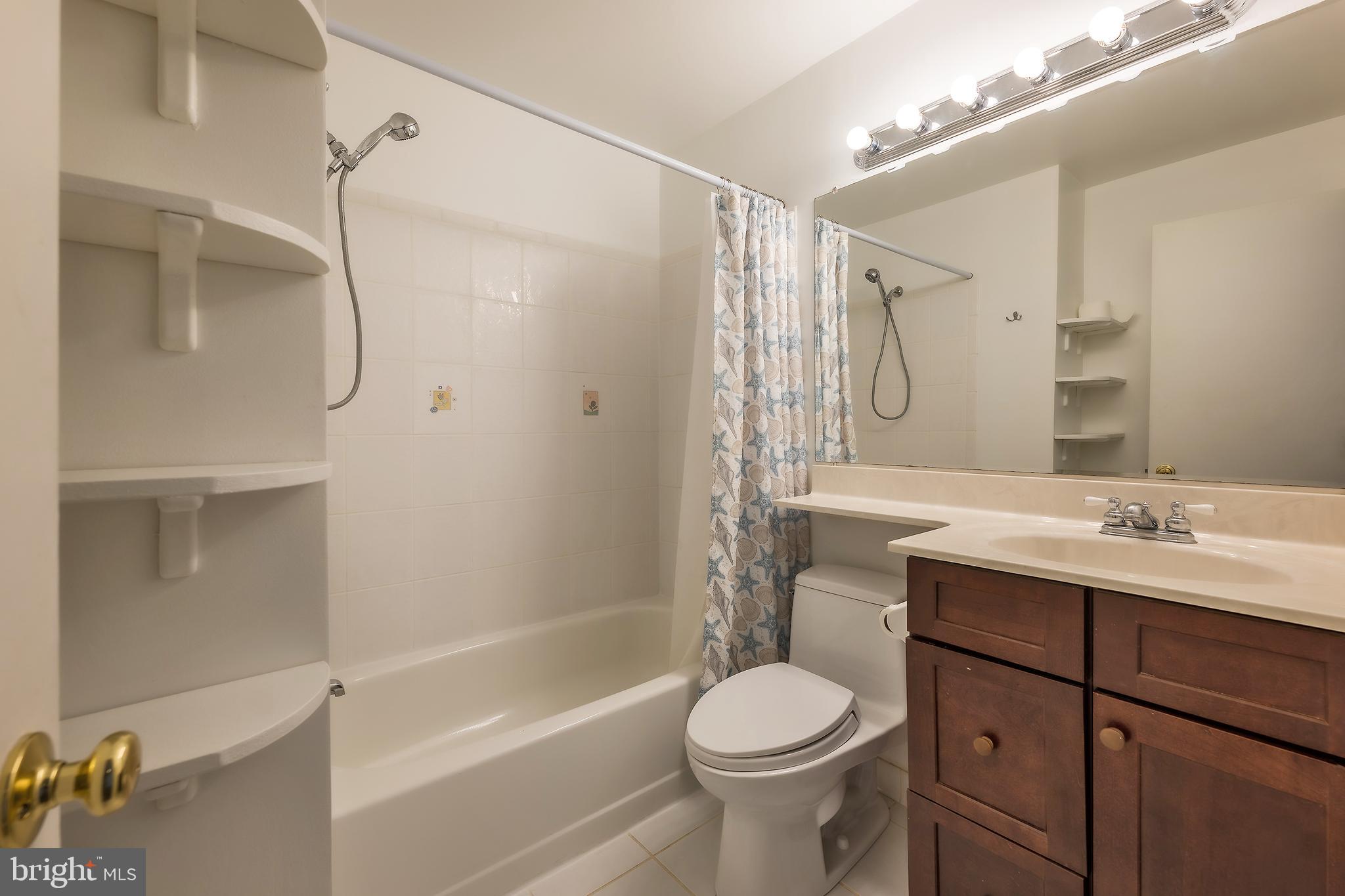 COLLEGE SQUARE - Residential Lease