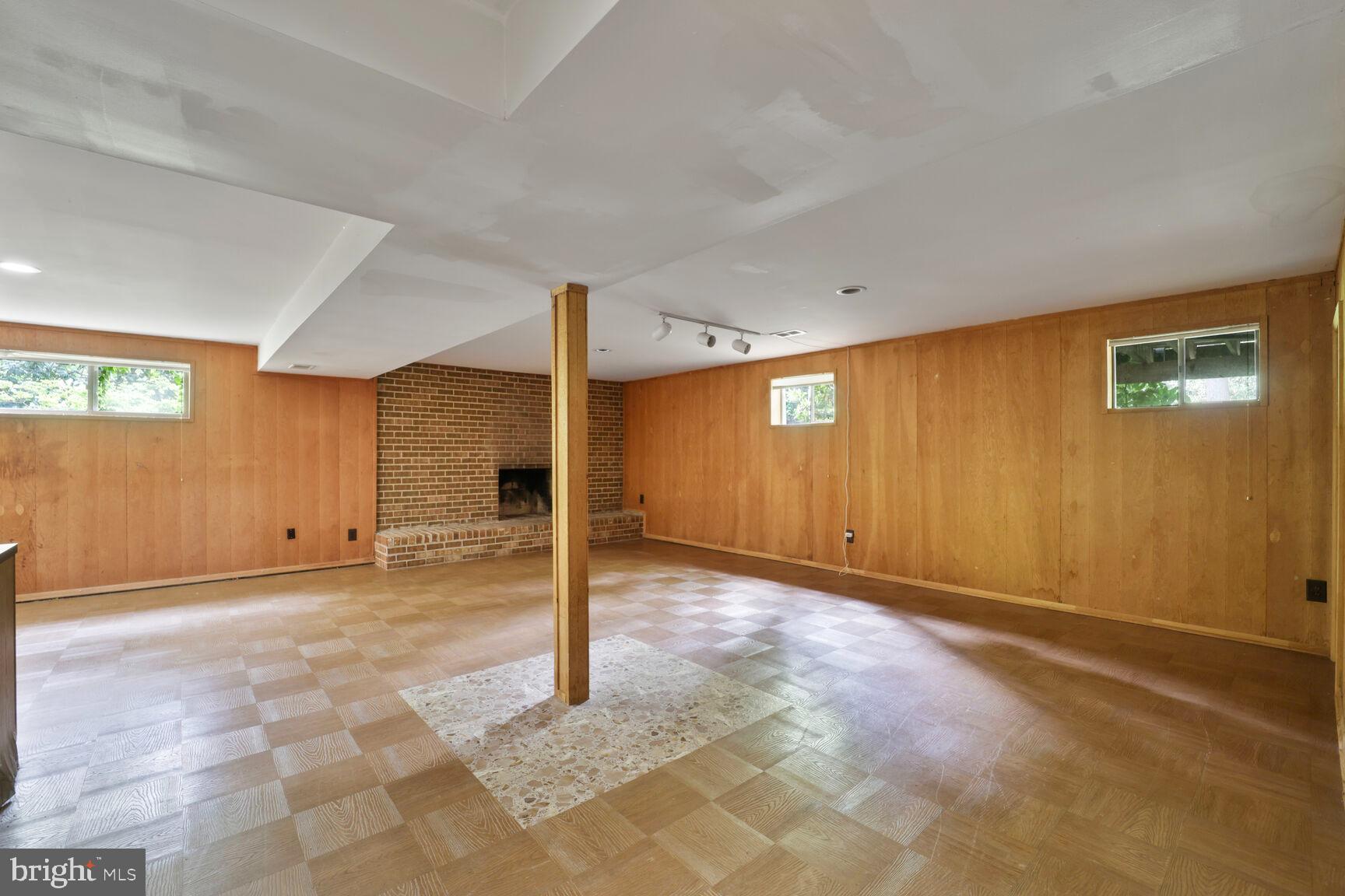 LAKE BARCROFT CLOISTERS - Residential