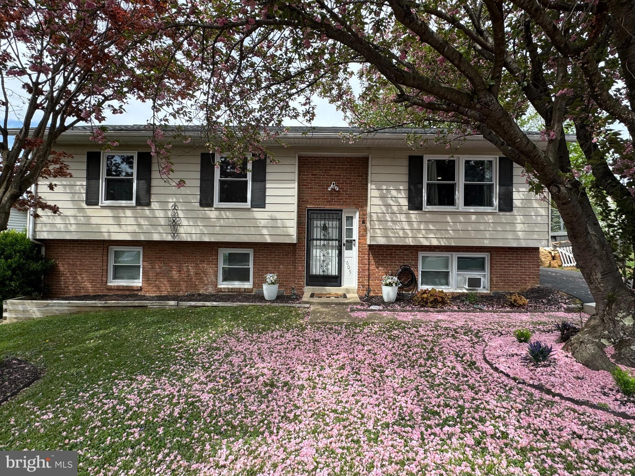 A great home clean as a whistke and available in early June. 4 bedroom  3 full baths newer kitchen with stainless appliances to be installed 
Application through Rentspree  text listing agent for link