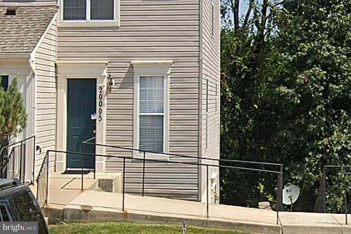 Affordable  & Cozy 1 Bedroom Apartment in Scenery Pointe Condominiums.  Updated End Unit provides extra light and openess.   Close to Metro Red Line, 270/355.  Abundant shopping, restaurants and entertainment.   Handicap accessible.   Easy to show, online application process.  Landlord is looking for a credit score over 670 , good references, employment and background.   Online application.