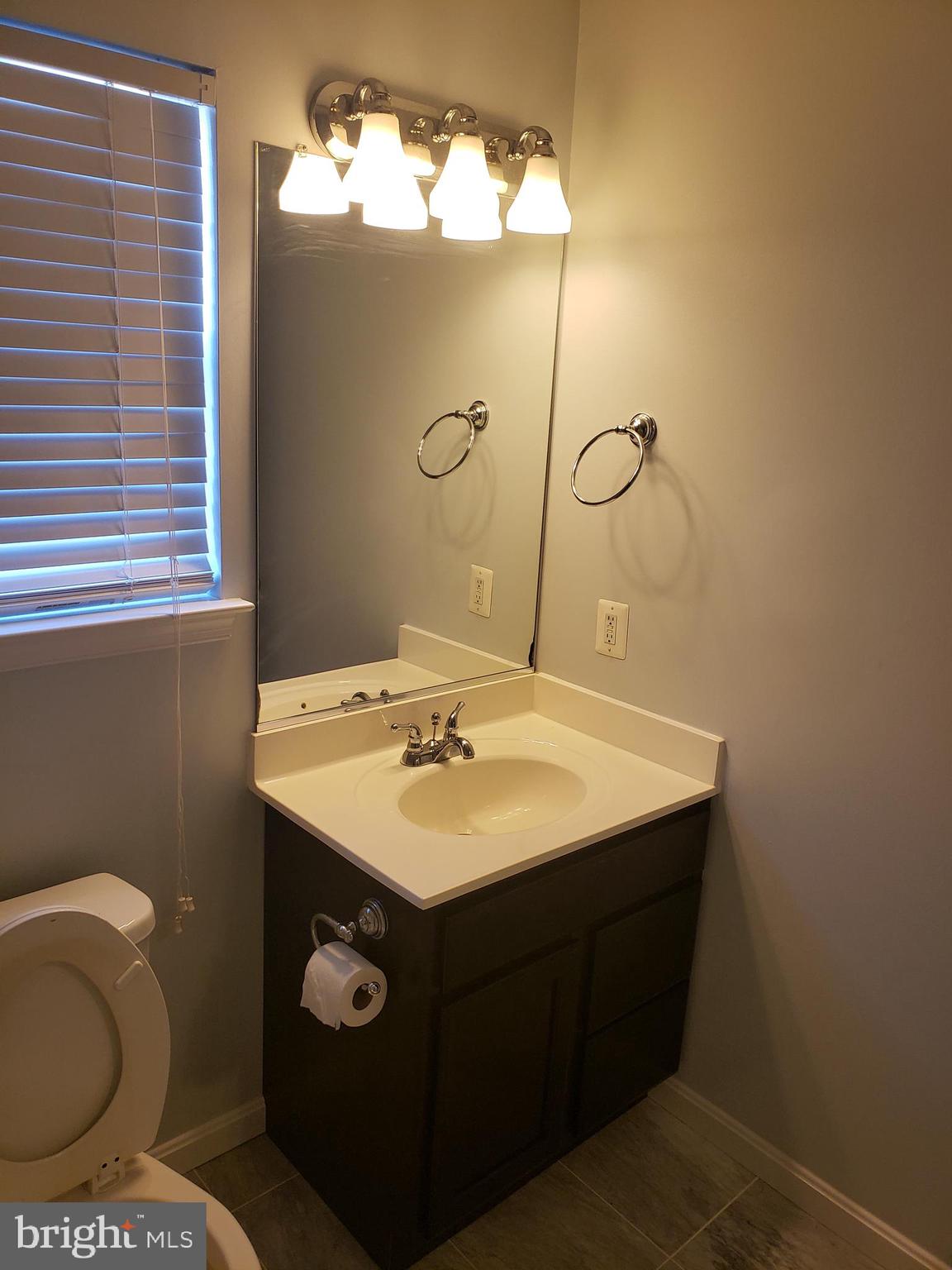 LAKEVIEW TOWNHOUSES - Residential Lease