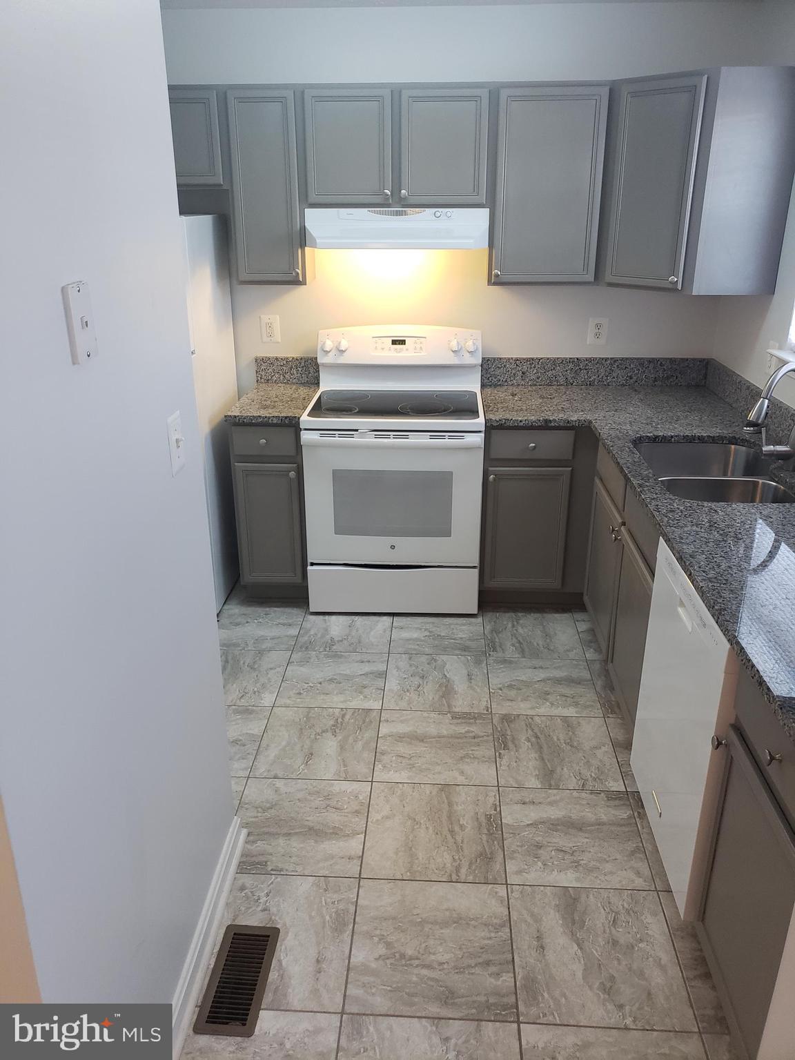 LAKEVIEW TOWNHOUSES - Residential Lease