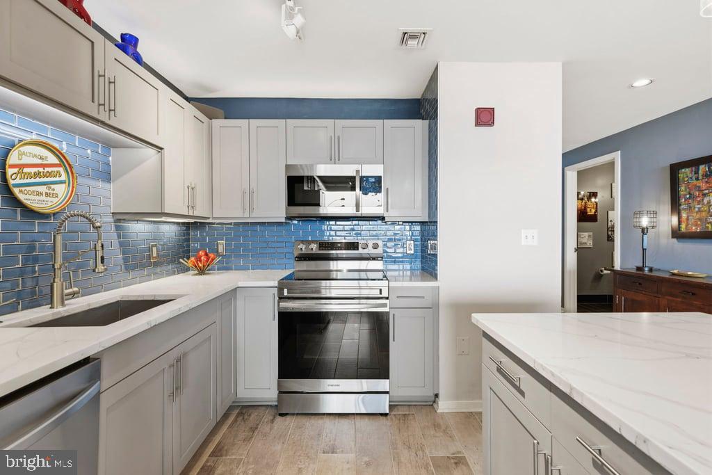 LOCUST POINT - Residential