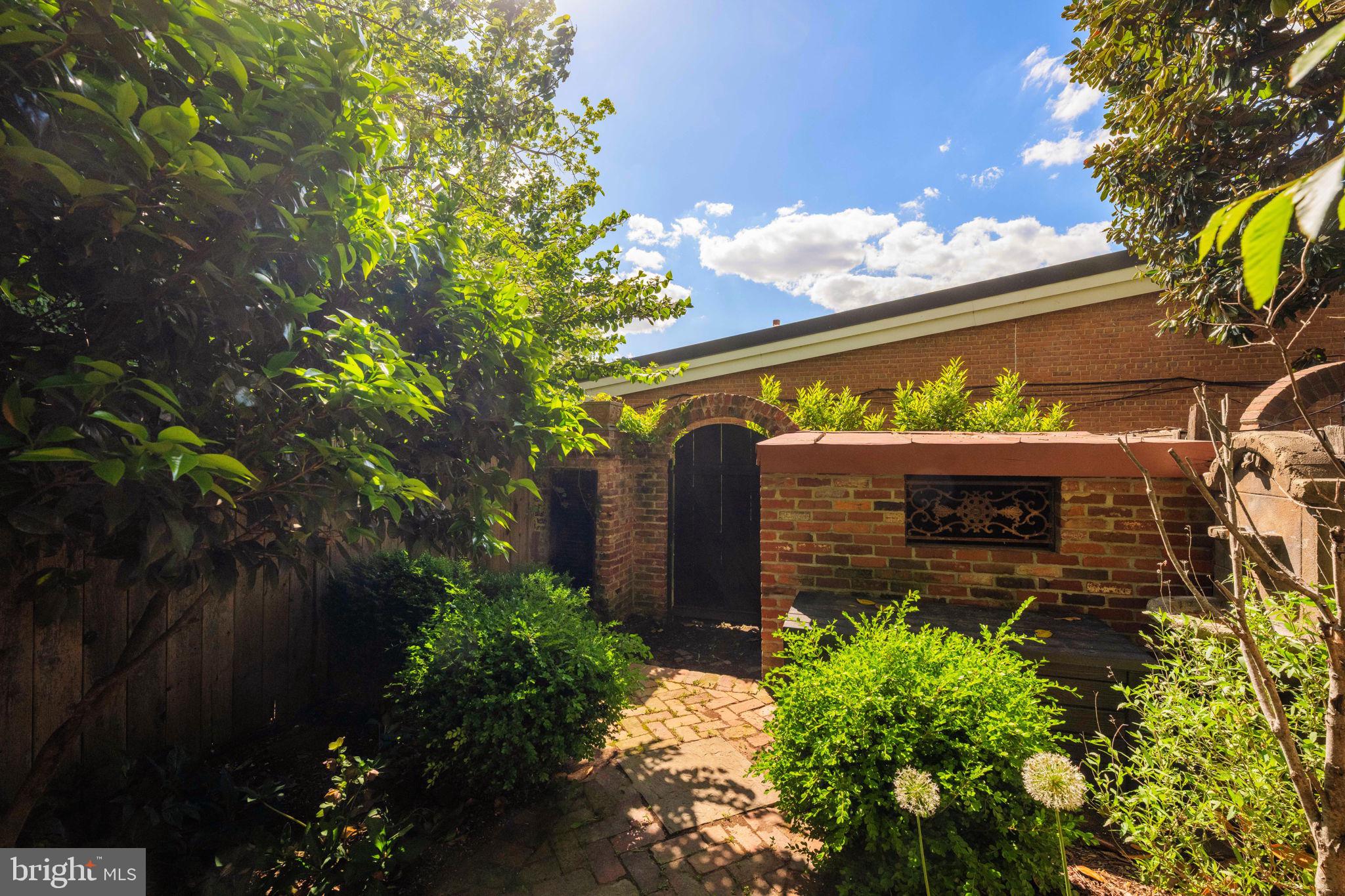 OLD TOWN ALEXANDRIA - Residential