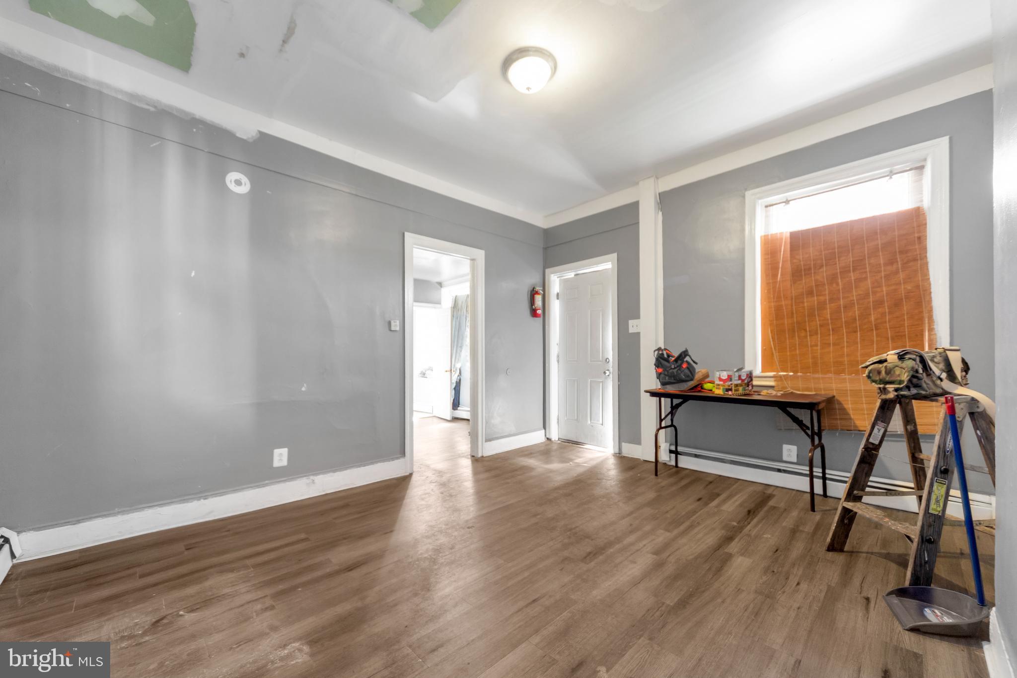 FRANKFORD - Commercial Sale