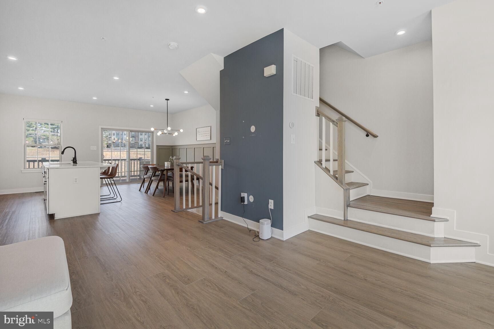 MONTGOMERY VILLAGE - Residential Lease