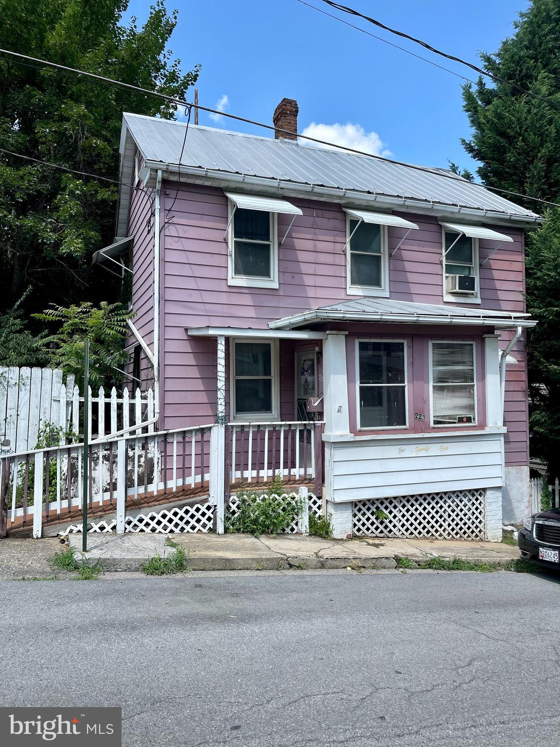 Great investment property,  this 2 bedroom  2 bath house has a nice size back yard, metal roof.
Fix and flip or rent.  Currently tenant  occupied. Being sold strictly as is