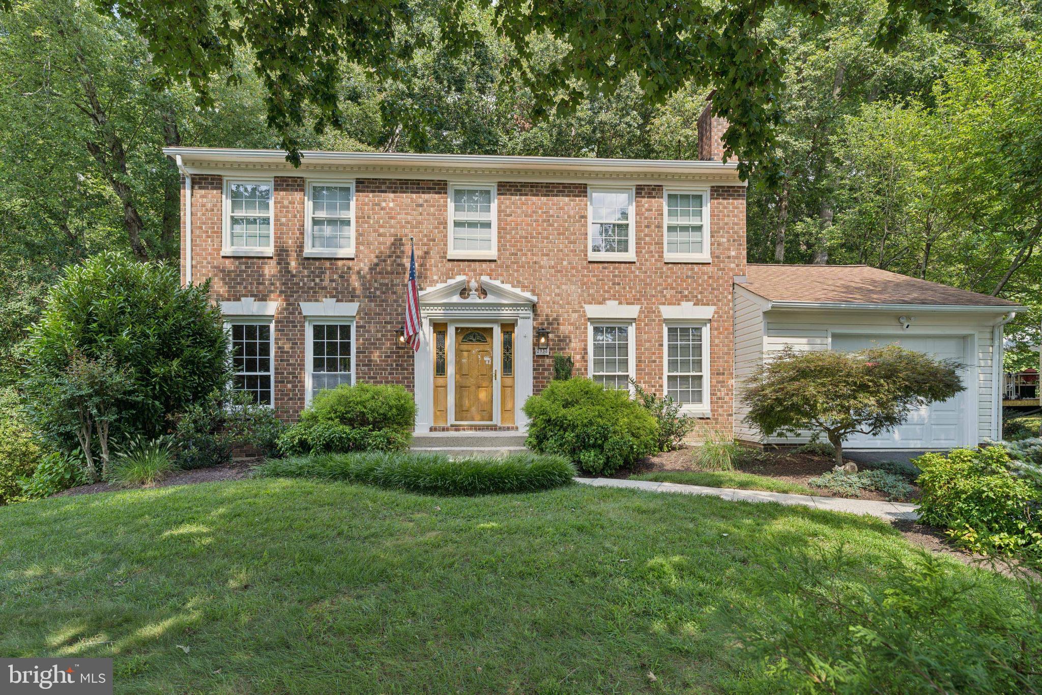 Quiet cul-de-sac home in sought after Lakeridge VA. 5 legal bedrooms and 3 full bathrooms. Walk out basement. Well maintained and upgrade home seeks new owners. Tremendous roofed 3 season screened deck for barbeques and entertaining or just enjoying. New Roof in 2017. Newer windows and siding. HVAC Heat pump 2019 . Backs to woods.  Updated kitchen. Hardwood floors, Updated primary bath. Walking distance to elementary school. 
Close to 95 and shopping.