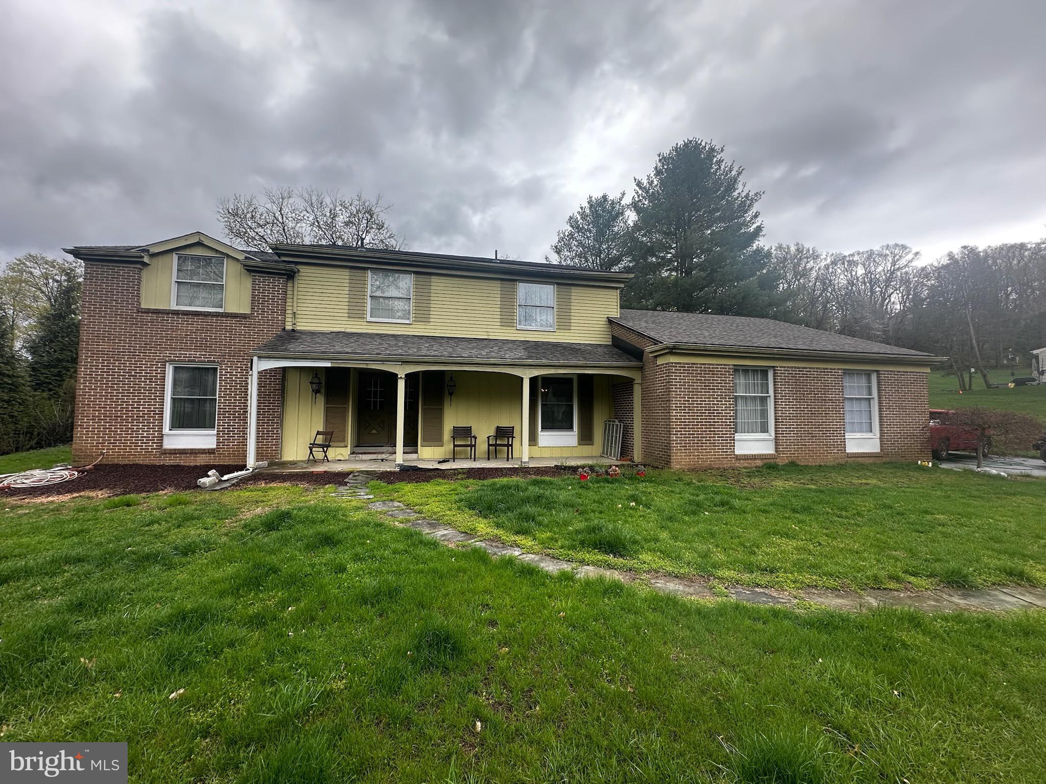 Perfect opportunity for investors and flippers. 
The roof and heat pump are recent replacements but cosmetics inside and out are in need of upgrades. 
Stunning 2 story open foyer with curved steps and brick floor.
A few(5) windows have been replaced. First floor laundry and full bath(roll in shower) plus an additional half bath off the foyer.
Lots of large closets thru out the house.
Primary bathroom has a tub plus a separate walk in shower.
This one needs it all…roll up your sleeves and build equity.