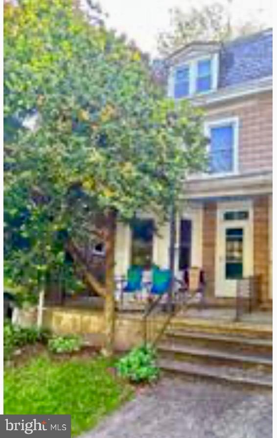 Newly renovated 1st floor apartment in beautiful Kennett Square Boro! 2BD, 1BA 1st floor apartment with basement storage available and off street parking. A large front porch makes for a wonderful place to visit with neighbors and sit outside on cool summer evenings. Enjoy an easy walk  to all that Kennett Square has to offer with Parades, Brewfests, Festivals, Dining in the Streets, Restaurants, YMCA, Public Library, and Shops.