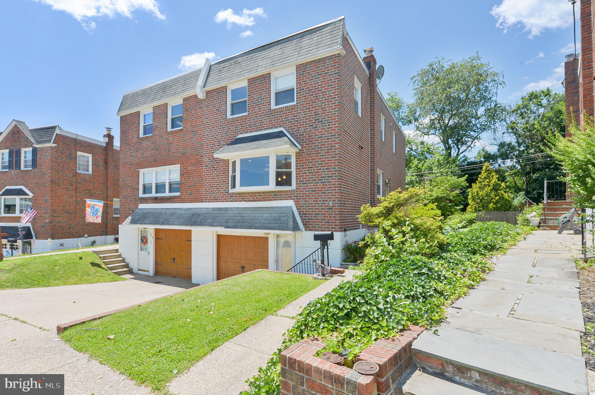 Welcome to this 4 bed 2.5 bath home in the desirable Roxborough section.  This home is an entertainers dream with a wrap-around deck, full finished basement with walk out to a large rear yard!   Enter this home in the center entrance , to your left you will find a full formal dining room , a completely upgraded kitchen with center island , granite countertops and stainless steel appliances.  Move through a spacious living room area  with views to the exterior large.  This home boast plenty of natural sunlight.  The second level offers 3 nice sized bedroom, a 3 piece hall bath , a cedar closet and a Main Bedroom with en-Suite.   This home has been well maintained and awaiting a new buyer.   Schedule your private tour today !