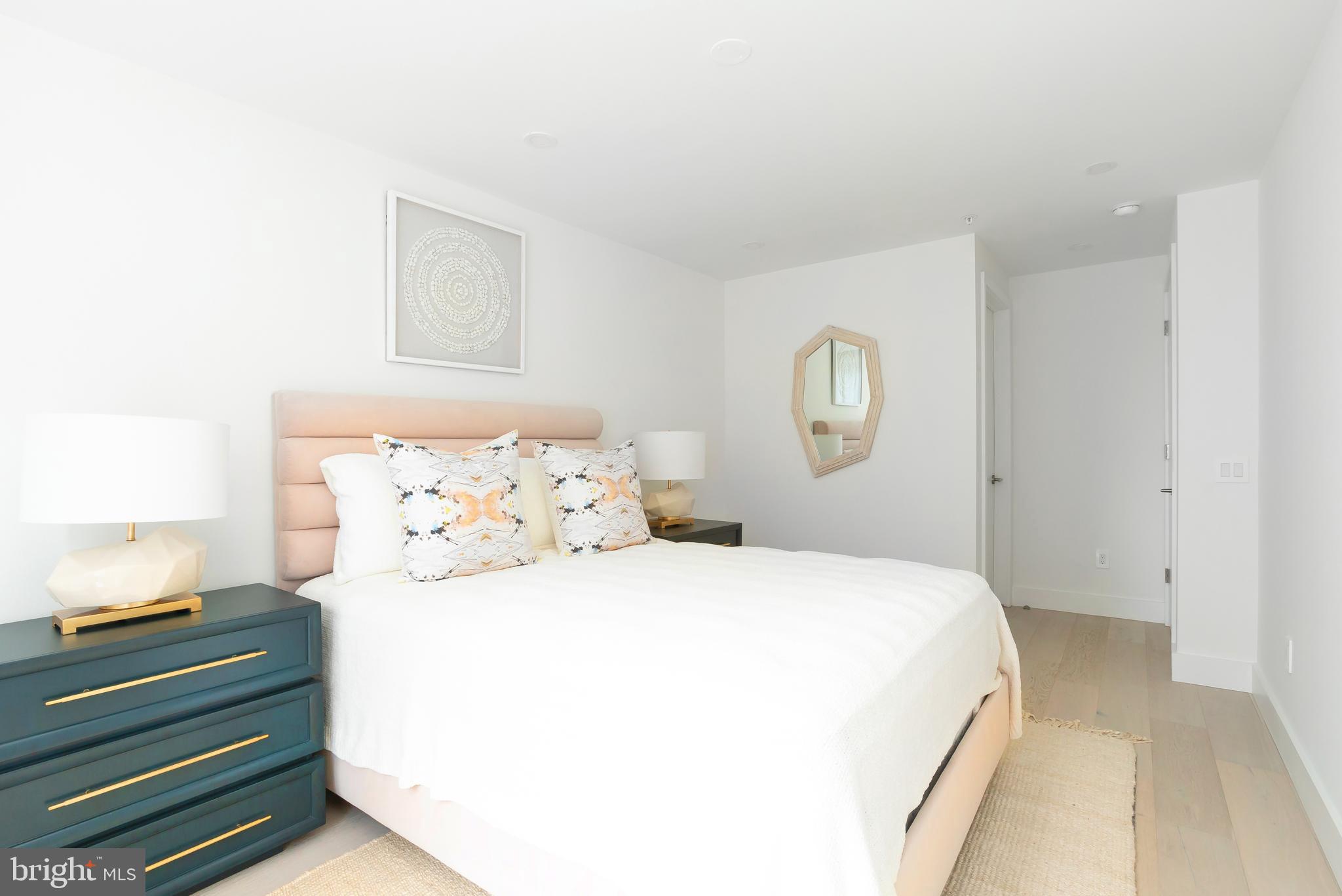 LOGAN SQUARE - Residential