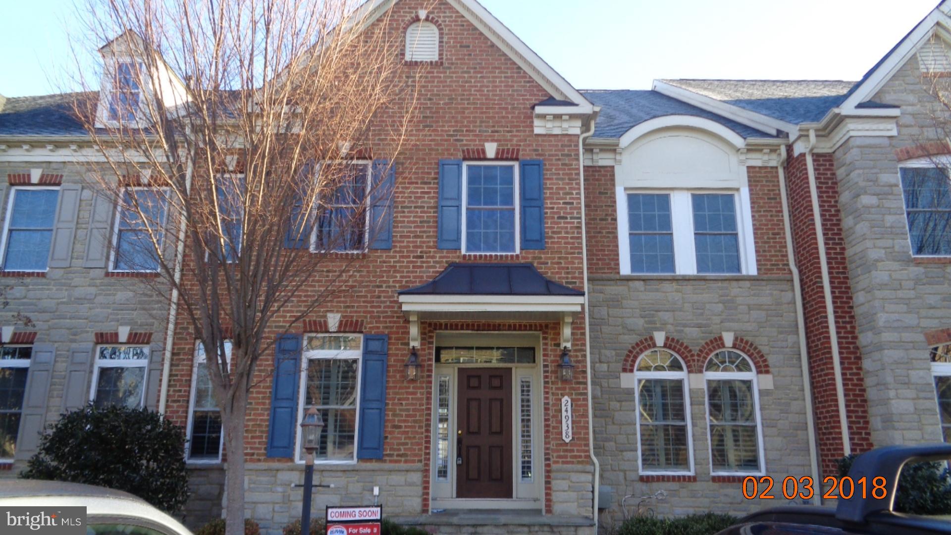 GORGEOUS! Shows like a model. Simply bring your furniture & clothes & you're home! Enjoy: Open Fl/plan over 4000 Sq Ft of liv space, granite, drop ceiling w/crown moldings, gourmet kitchen, gleaming REAL Hardw/Flrs, plush fixtures, basmt theatre, Xtra unofficial Basemt room, Basemt full bar. The works! Close to major routes, shopping, dining, comm pool, comm tennis, Tot lot. Call 4 Info!