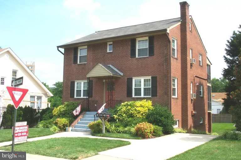 First floor apt. in a 3-unit building.  Only 2 blocks to Pentagon City Metro!  Jr. 1 bedroom.  Tenant pays electric bill.   One assigned parking space + plenty of street parking.  Coin operated washer and dryer in utility room next to apt. for use by all 3 tenants.  No dogs.  Cats OK w/ refundable pet deposit.    No smoking in unit.  Tenant pays $75 per month for Gas, Water and Trash Service.  Application should include one month's rent deposit and $50 for each adult on lease.  Minimum one year lease.   Available July 1, 2025.