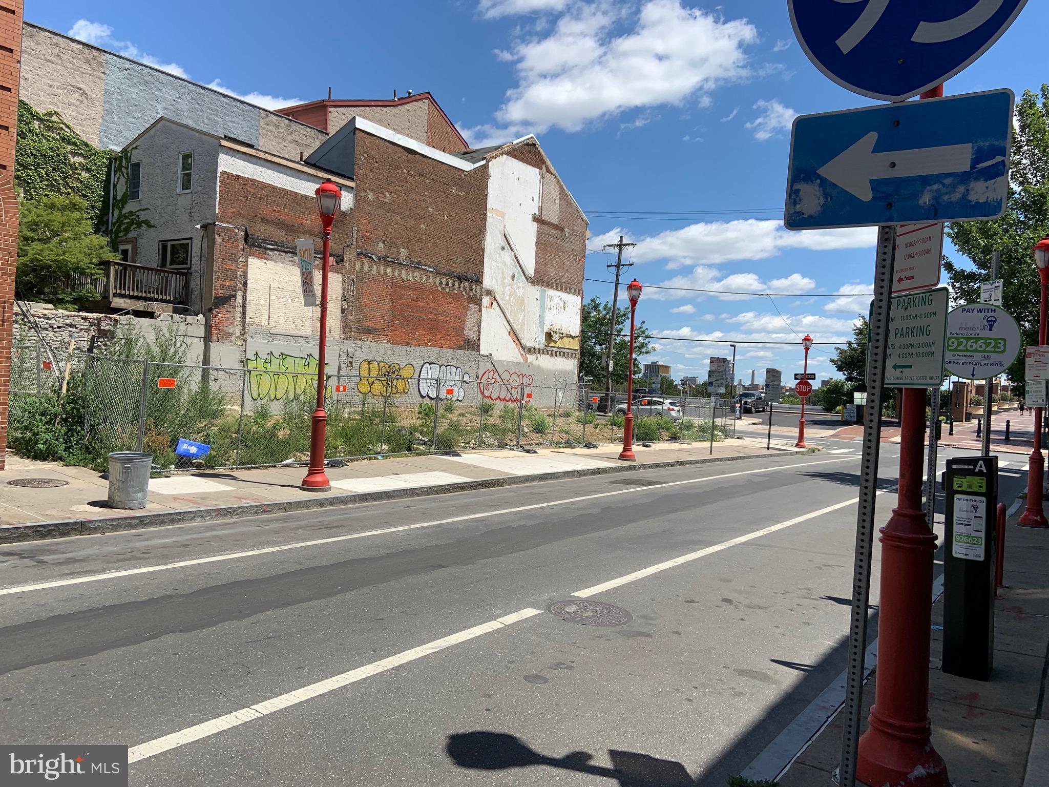 QUEEN VILLAGE - Land