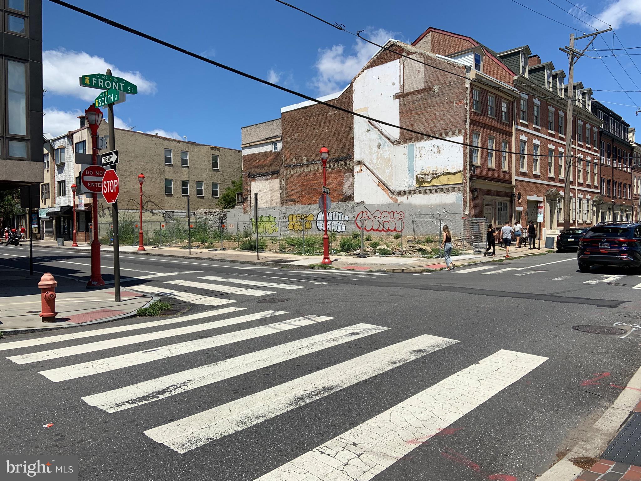 QUEEN VILLAGE - Land