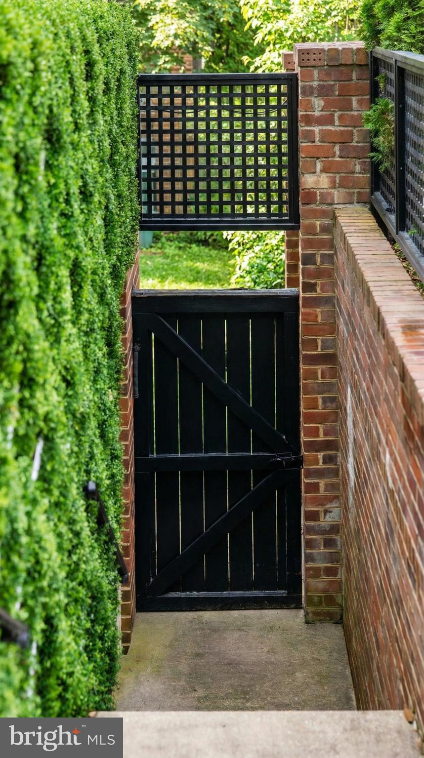 FOXHALL VILLAGE - Residential
