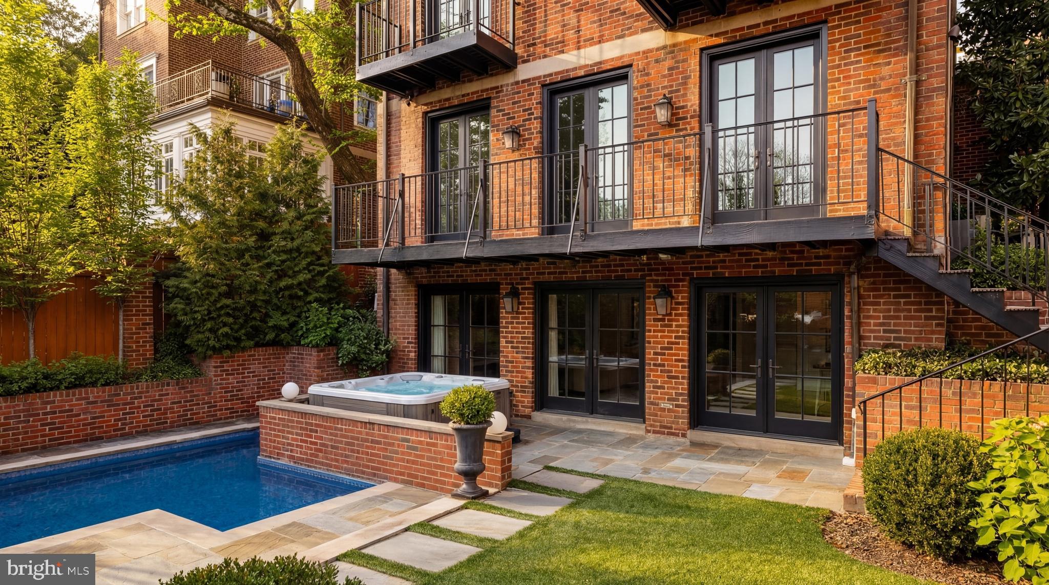 FOXHALL VILLAGE - Residential