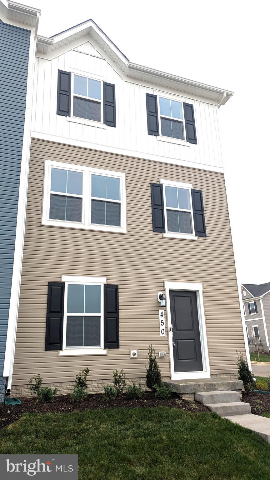 🏡 Brand-New End-Unit Townhome for Rent in Ranson, WV – Lancaster Model by Lennar!
Discover luxury townhome living in the highly sought-after Red Clover community! This brand-new, 3-bedroom, 4-bathroom, 1,762 sq. ft. end-unit home is thoughtfully designed with modern finishes and an open-concept layout perfect for today’s lifestyle.
✔ Chef’s kitchen with quartz countertops, stainless steel appliances, and a large island
✔ Spacious primary suite with walk-in closet & spa-inspired en-suite bath
✔ Fully finished lower level with a full bath—perfect for a home office or rec room
✔ End-unit advantage—extra privacy, more windows & abundant natural light
✔ Prime location—close to shopping, dining, and major commuter routes
Move-in ready and packed with premium features, this home is an opportunity you don’t want to miss! 📞 Contact us today to schedule a tour!