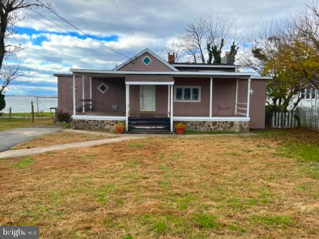 CHANCE OF A LIFETIME TO BUY IN A WATER ORIENTED COMMUNITY * SINGLE FAMILY HOME, LARGE LOT * DESIRABLE WATER FRONT PROPERTY IN FORT HOWARD * BEING SOLD AS IS * CASH/CONVENTIONAL/PRIVATE FUNDING/203K * WATER FRONT HOMES IN THE AREA OF EDGEMERE/SPARROWS POINT/FORT HOWARD SELL BETWEEN $400k TO $900k *