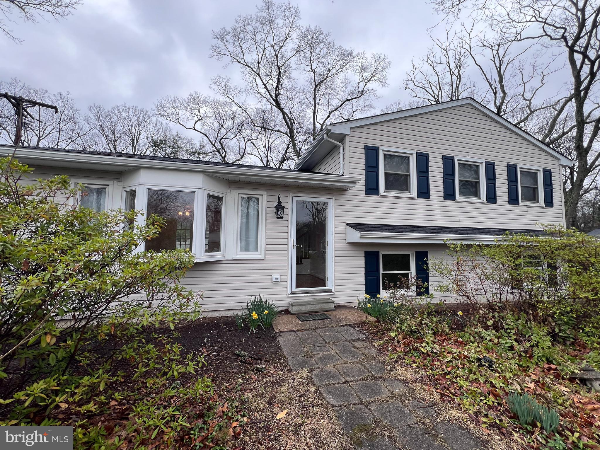 Charming 3-Bedroom Home in Sought-After Sillery Bay!

Welcome to this lovely 3-bedroom, 2-bath single-family home located in the highly desirable Sillery Bay community! Enjoy the private beach, pavilion, and playground, perfect for summer fun. Bring your kayaks and make the most of this fantastic waterfront neighborhood!

This home features a spacious rec room, 1-car garage, and washer/dryer hookup.  Grass mowing and water treatment system maintenance are included in the rent, making for low-maintenance living!

No pets and no smoking. Don’t miss out on this great opportunity—schedule your showing today!