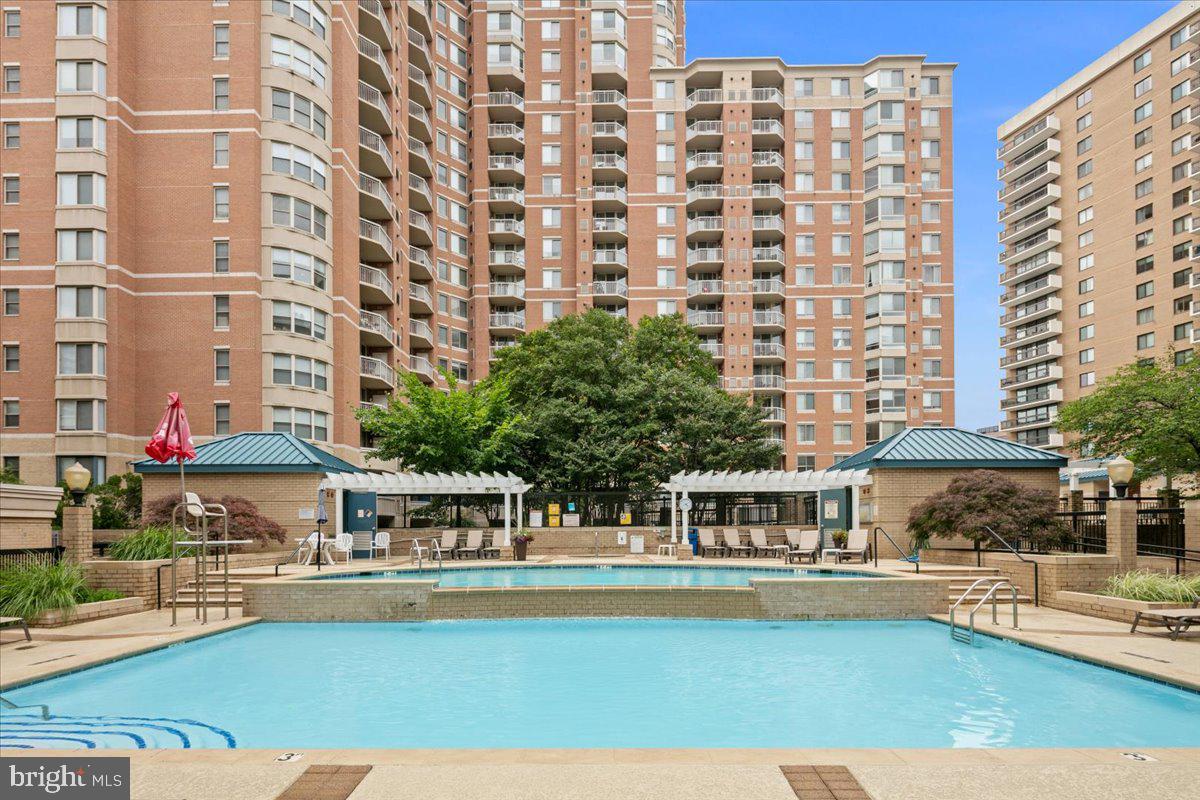 LEXINGTON SQUARE - Residential