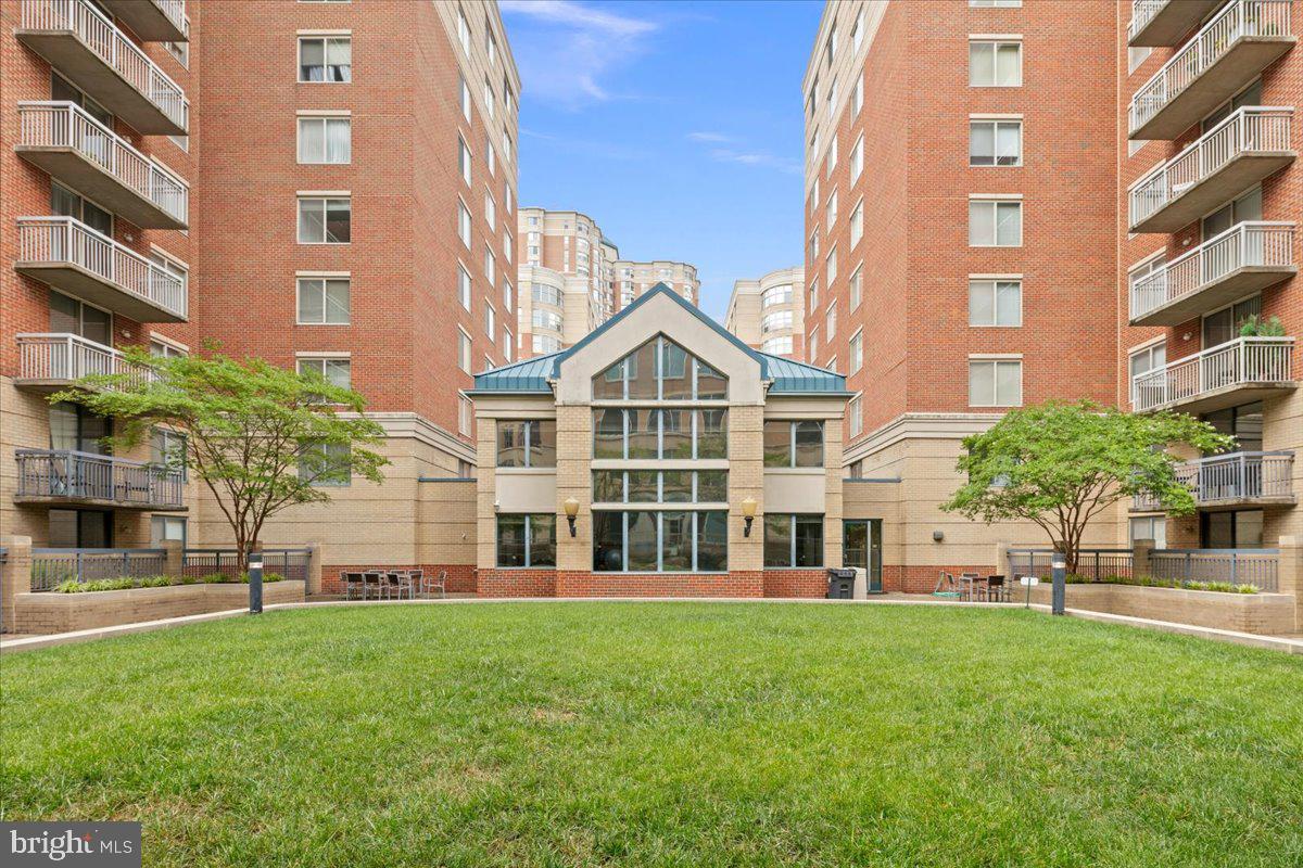 LEXINGTON SQUARE - Residential