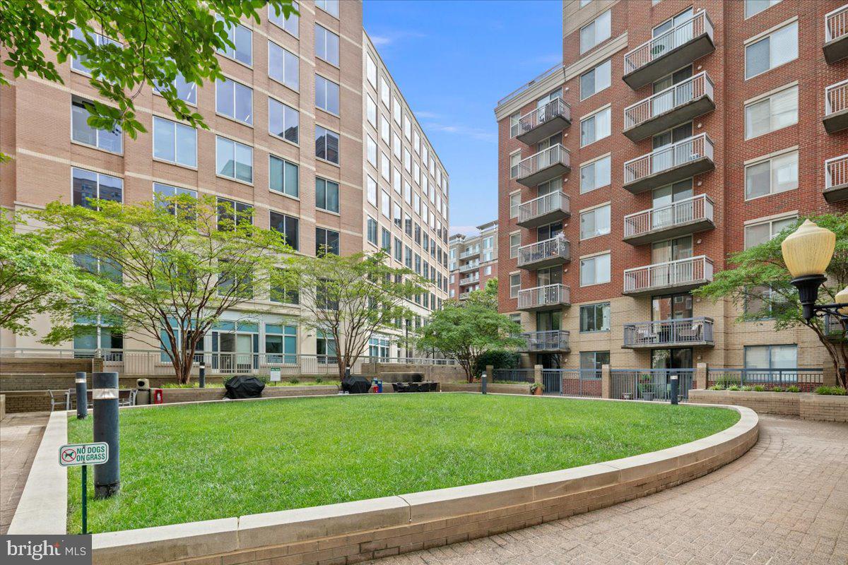 LEXINGTON SQUARE - Residential